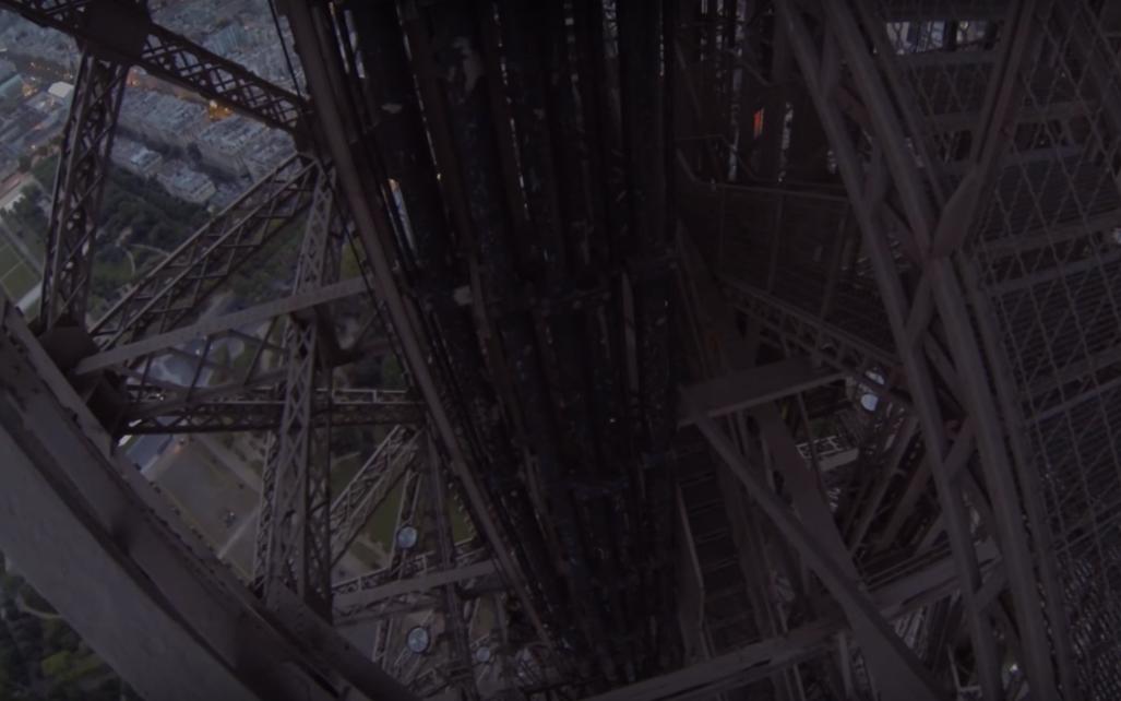 Des anglais escaladent la Tour Eiffel de nuit
