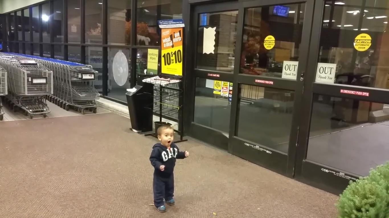 Réaction d'un enfant qui voit des portes automatiques