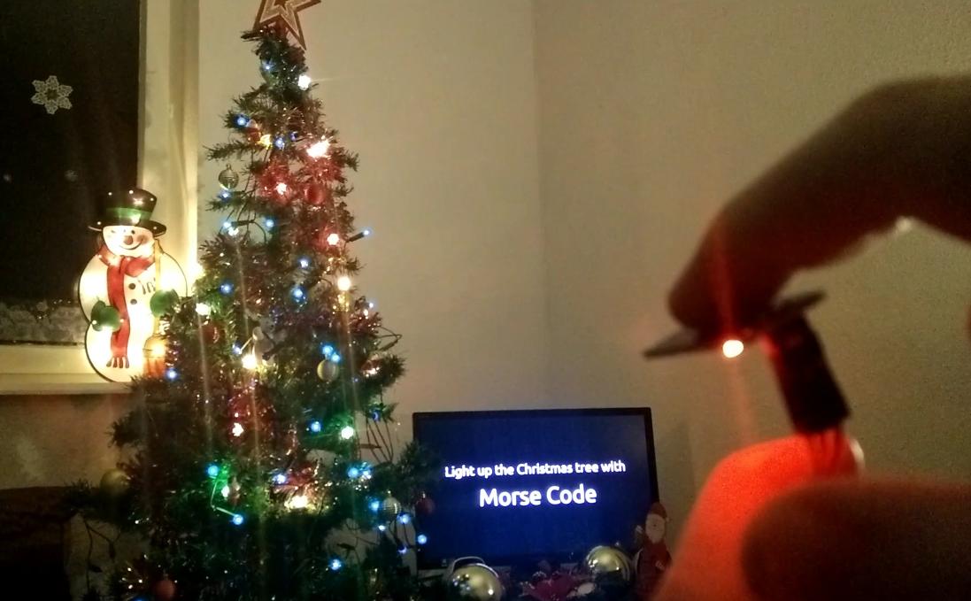 Il a hacké les guirlandes de son sapin de Noël