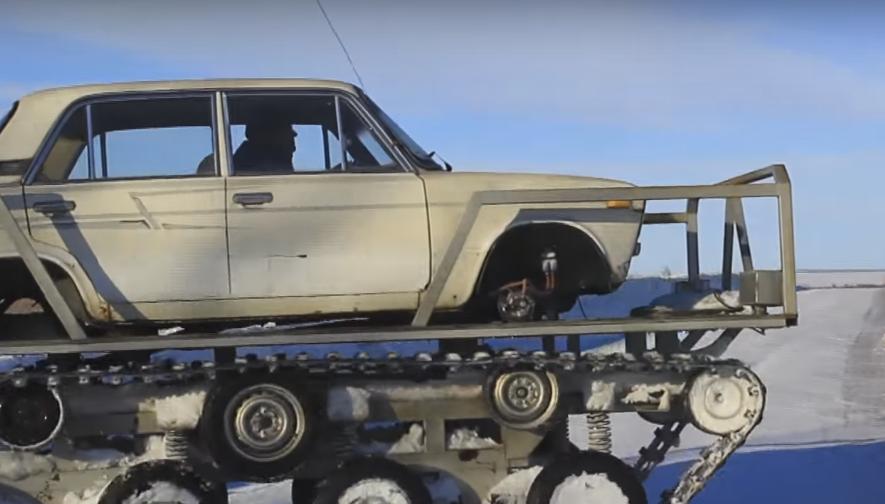 Un ingénieur russe met sa voiture sur des chenilles