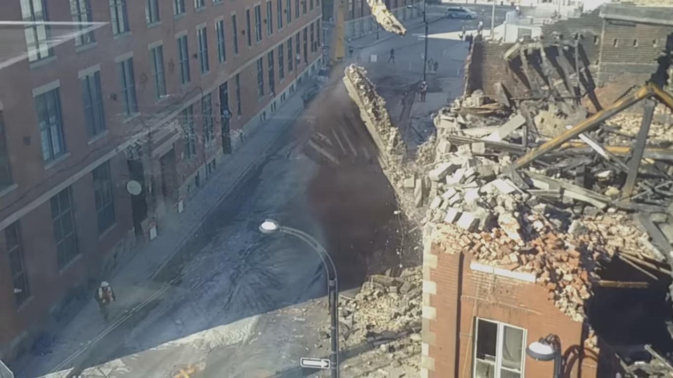 Une partie d'un mur s'effondre sur une route de Montreal
