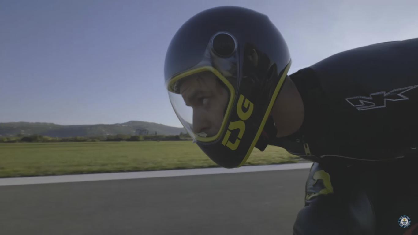 Il chute de son skateboard électrique juste après avoir battu le record du monde de vitesse