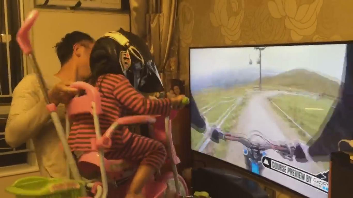 Un père improvise un simulateur de course de moto pour sa fille
