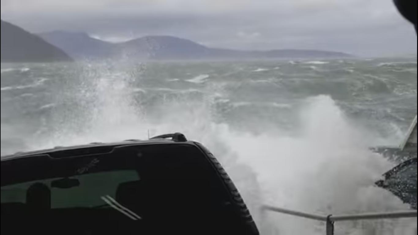 Des vagues impresionnantes déplacent une voiture sur un ferry