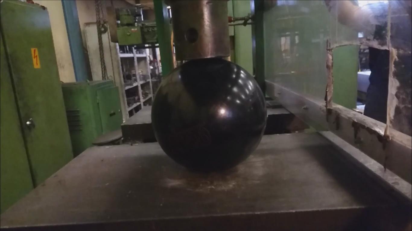 Écraser une boule de bowling avec une presse hydraulique