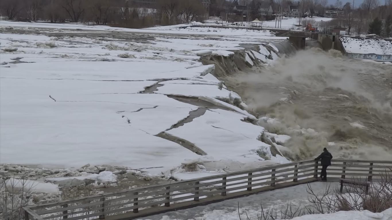 Des plaques de glace se désintègrent dans cette rivière arrivée à la chute